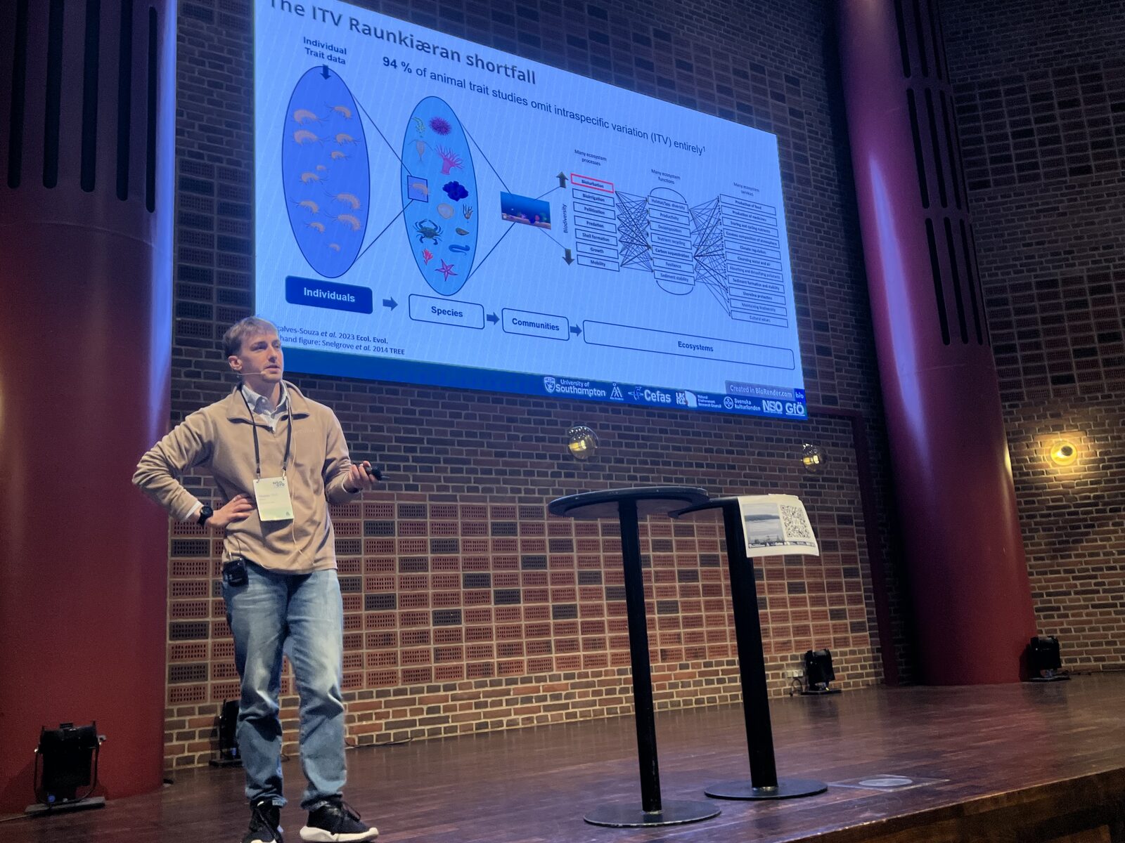Tom Williams on stage presenting on intraspecific trait variation at Nordic Oikos–GfÖ 2026